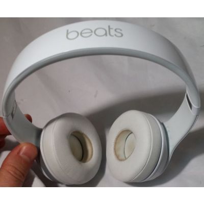 Beats Solo 2 WIRED WHITE Over Ear Headphones Beats By Dr. Dre Dirty Pads